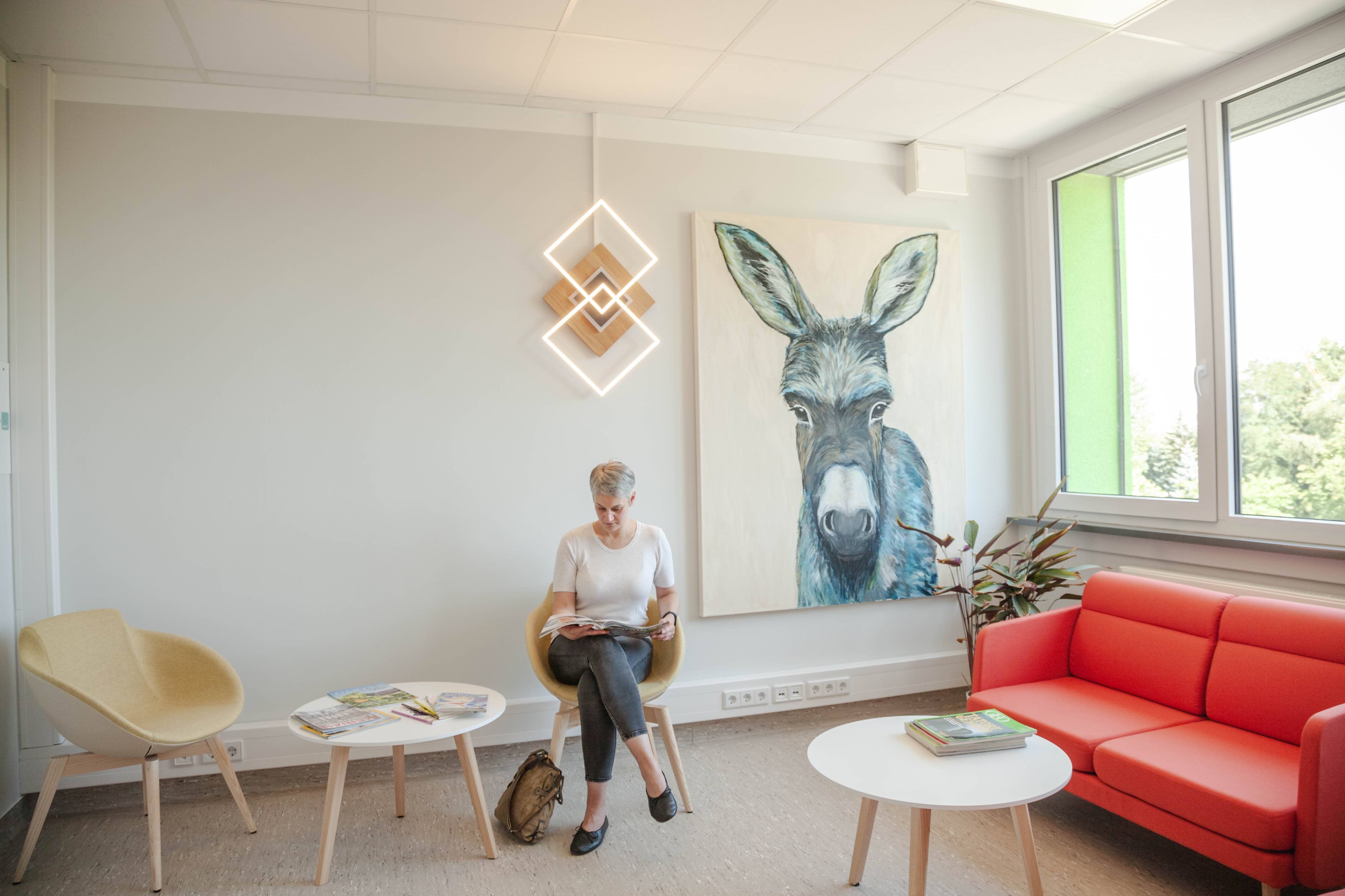 Wartezimmer der Gesundheitspraxis Dr. Kerstin Merten in Chemnitz — ruhige, einladende Atmosphäre für Patient:innen und BGM-Teilnehmende
